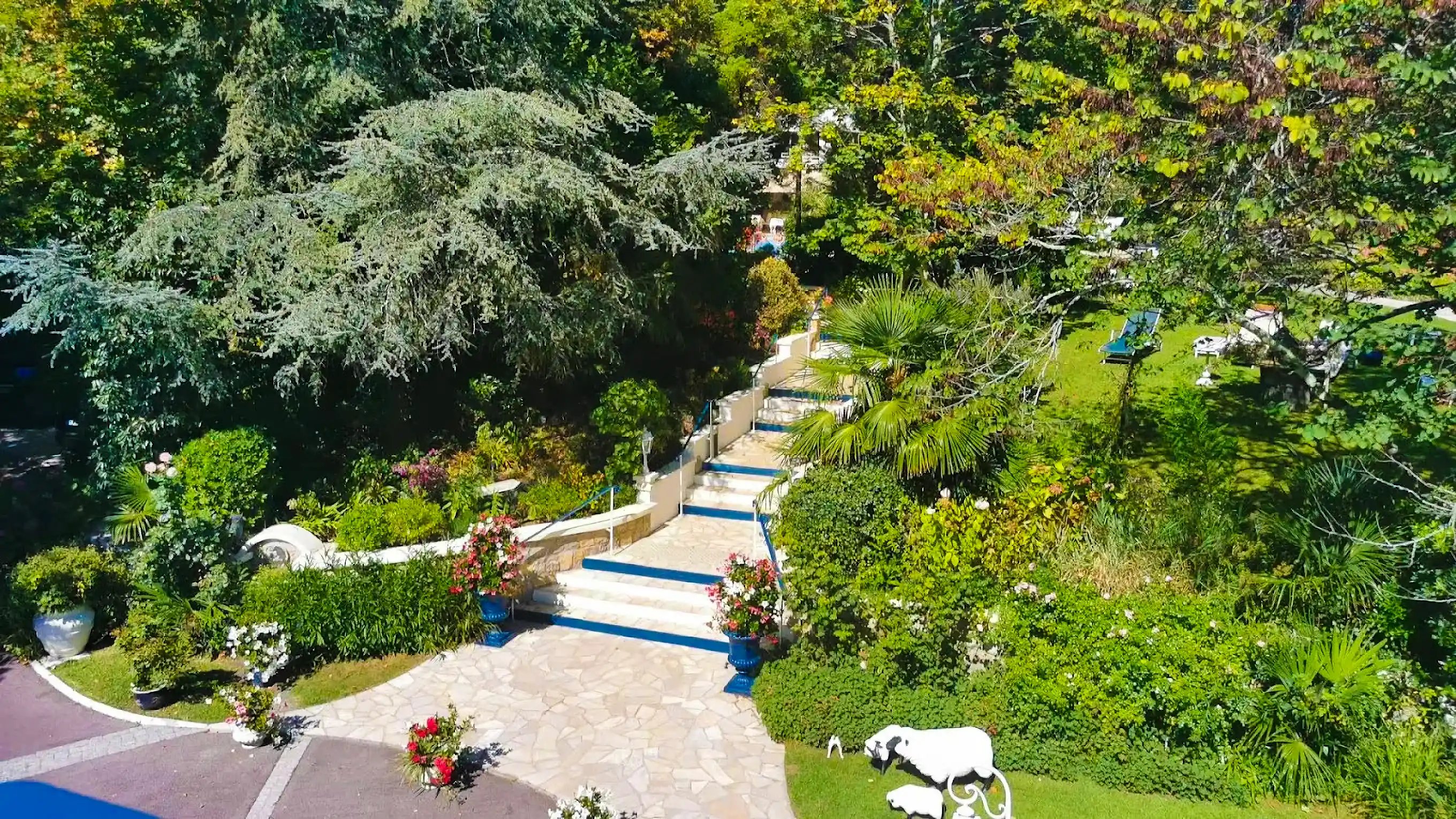 Escalier en pierre bordé de plantations dans un jardin paysager à Nyon